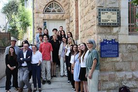 Bundesministerin Prien trifft IJFD-Freiwillige in der internationalen Jugendbegegnungsstätte Beit Ben Yehuda