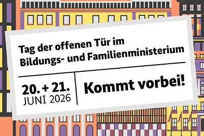 Grafik von bunten Häusern mit Fenstern, davor ein stilisiertes Plakat mit den Daten des Tags der offenen Tür
